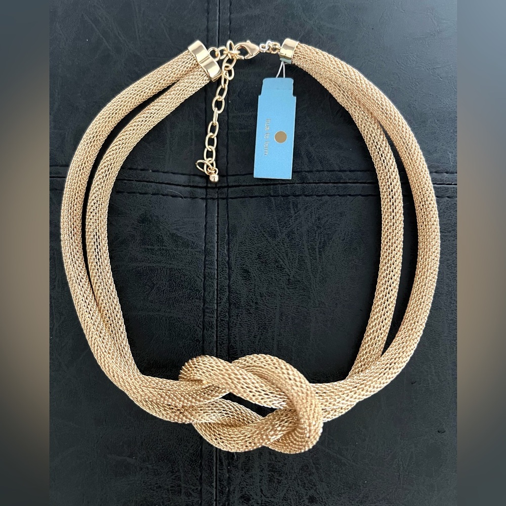 Elegant Gold Knot Necklace